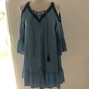 Crown & Ivy chambray dress 👗 Size PM Cold shoulder - tiers